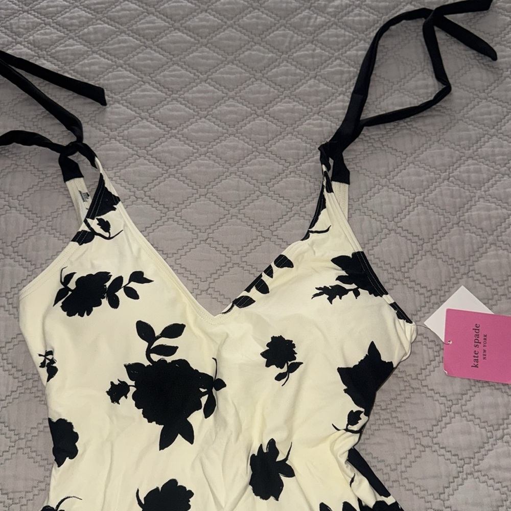 KATE SPADE ONE PIECE SWIMSUIT,
Perfect for summer getaways and trips - Picture 3 of 9